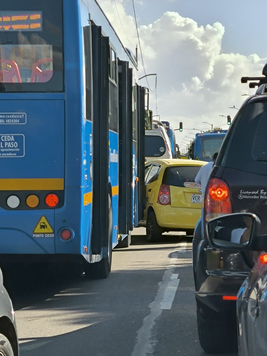 DavilabPaula's tweet photo. @TransitoBta todos los fines de semana el mismo trancon, más de media hora en menos de 1 km https://t.co/LVZsya1R7o