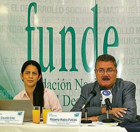 eljossv's tweet image. 🔥 Dato que muchos olvidan: Claudia Ortiz, cuando era parte de FUNDE, aparecía vinculada a Roberto Rubio… sí, el fundador de la fundación que apoyó la tregua de pandillas.

En esos años, la ahora diputada incluso salió en el programa Soluciones hablando sobre la famosa tregua.…
