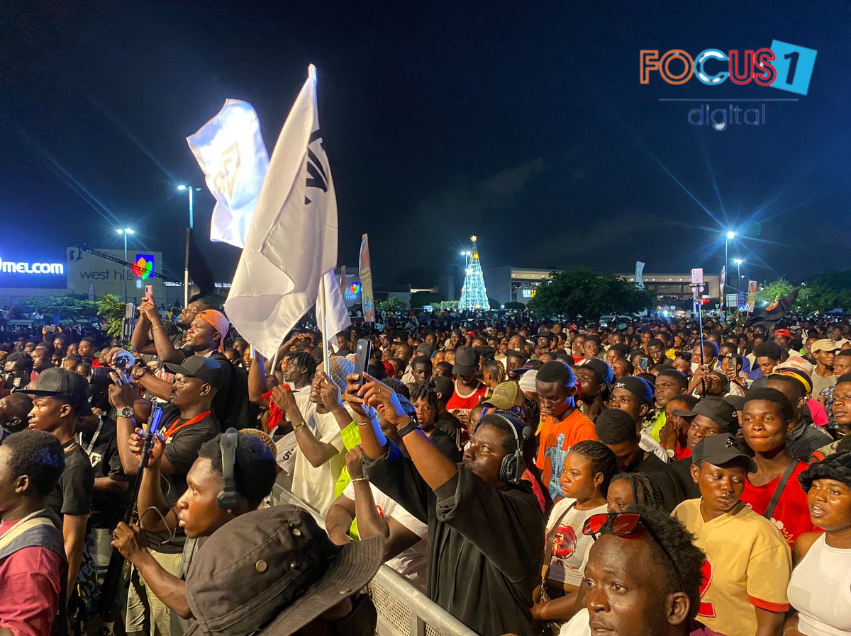 PLUZZFM's tweet image. The crowd is out here for Shay Concert. We are about to have an amazing night with @wendyshaygh 

#AddMore
#AccrasMusicLeader