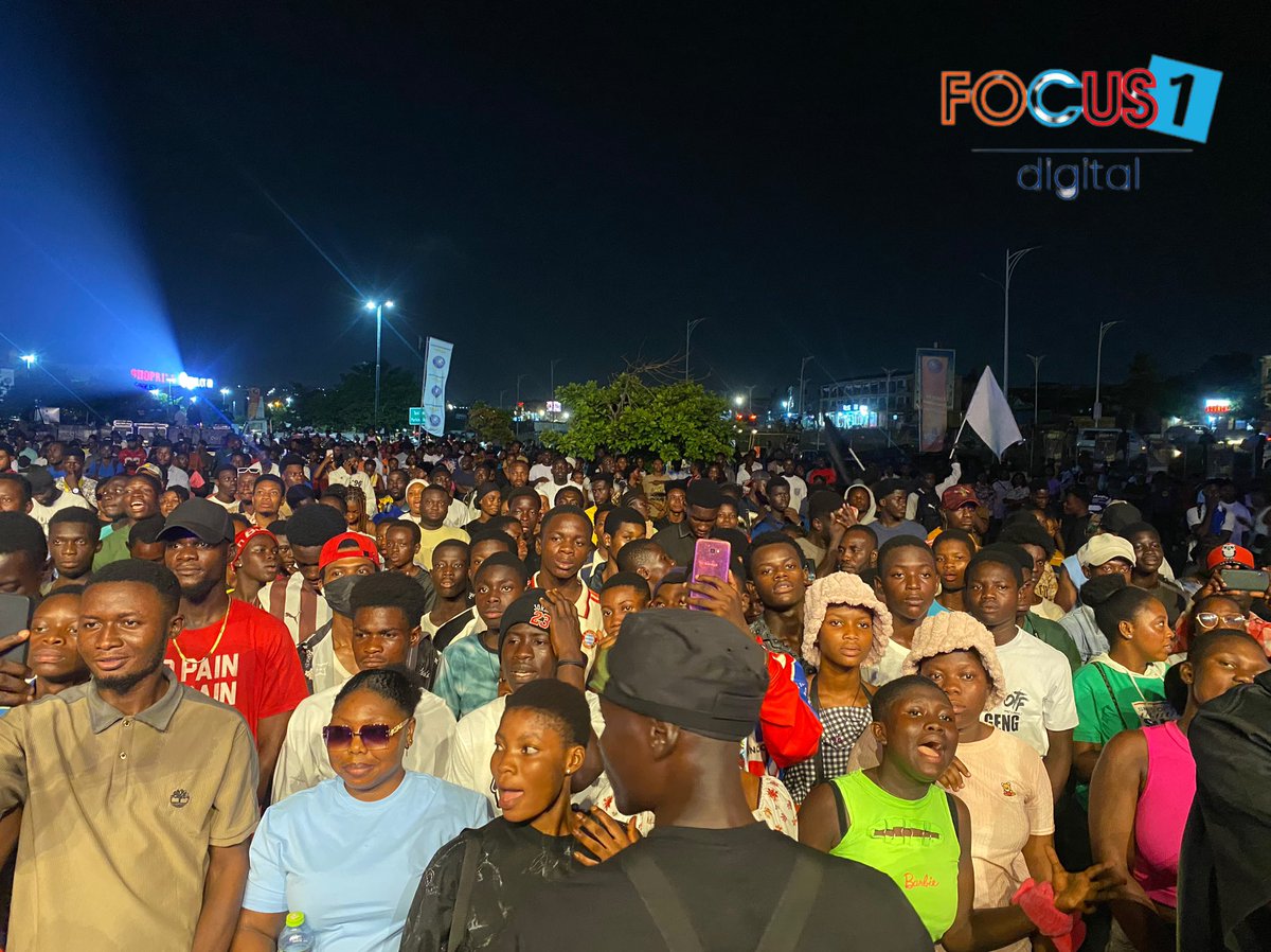 PLUZZFM's tweet image. The crowd is out here for Shay Concert. We are about to have an amazing night with @wendyshaygh 

#AddMore
#AccrasMusicLeader