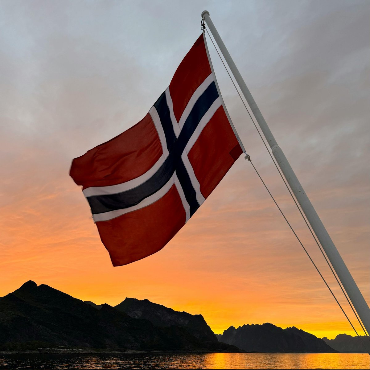 gagahaberyeni's tweet image. Norveç&apos;te kuzeniyle evlenenlere 3 yıla kadar hapis cezası geliyor. (Sözcü)