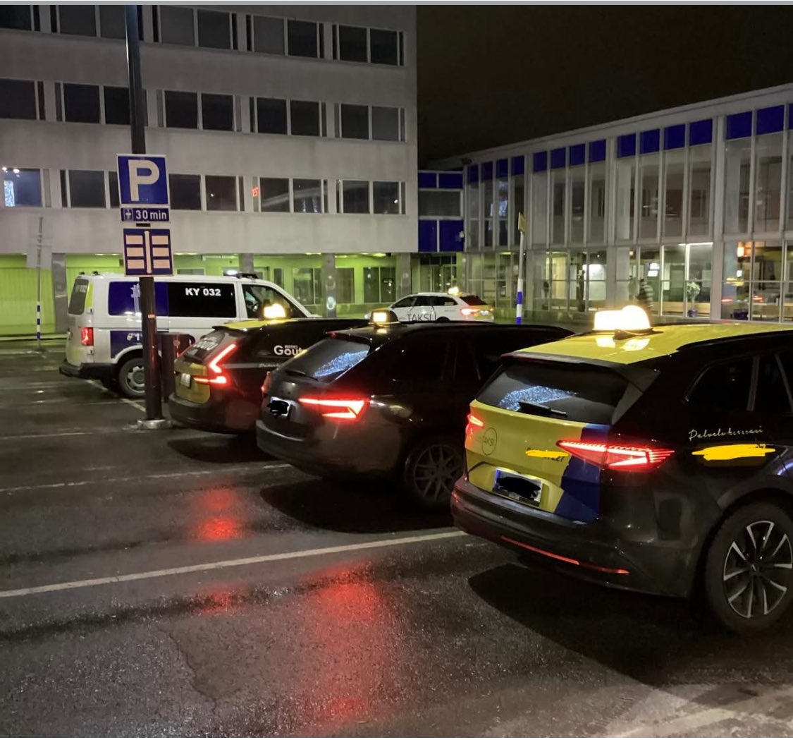 Toteutimme taksivalvontaa yhteistyössä AVIn kanssa <a href="/Kouvolakaupunki/">Kouvolan kaupunki</a>’ssa perjantaina, mm. kuljettajan ajokunto, kuljettajan ja yrityksen mukana pidettävät luvat sekä kuljettajan pitämät ajopäiväkirjat. Tarkastuksessa jouduimme kirjaamaan muutamia liikennevirhemaksuja ja sakkoja