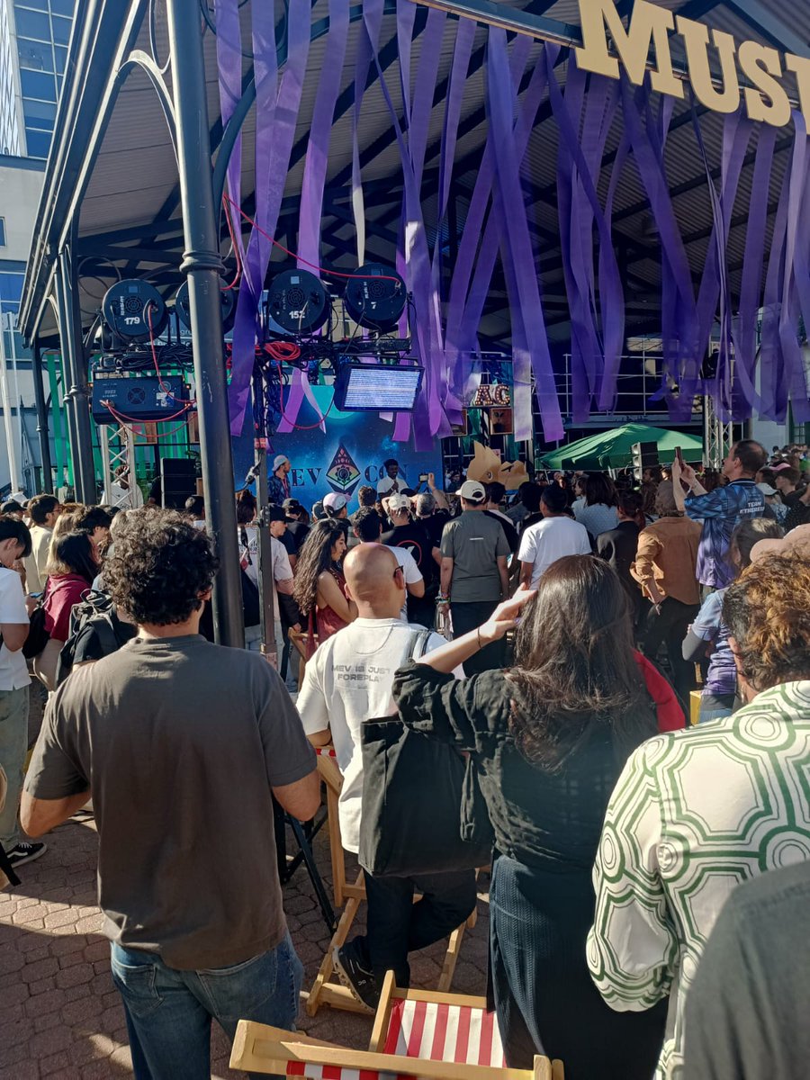 JimySantana's tweet image. 🎉 ¡OFICIAL! 🎉

@EFDevcon 2026 se hará en **Mumbai, India** 🇮🇳

La comunidad Ethereum sigue creciendo y llevando la innovación a todos los rincones del mundo. ¡Prepáremonos para una edición  en el corazón de la tecnología asiática!

#DevCon #Ethereum #Mumbai #India #Blockchain