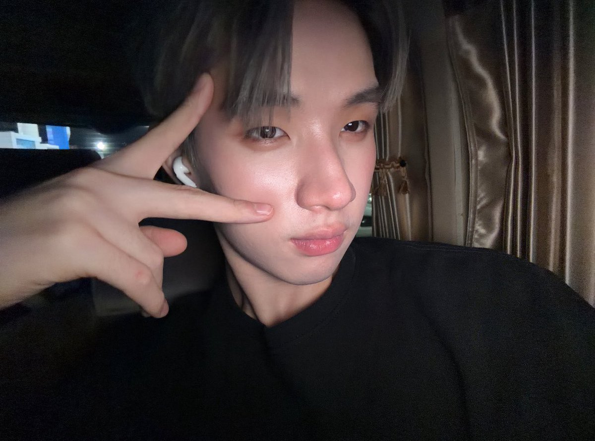 krubnaa_'s tweet image. os olhinhos, o narigão, a boquinha pequena e vermelhinha, as bochechas, o cabelinho..🥺 o hong é a pessoa mais linda e bem esculpida que eu já vi nesse mundo ☝🏻🥺🤍