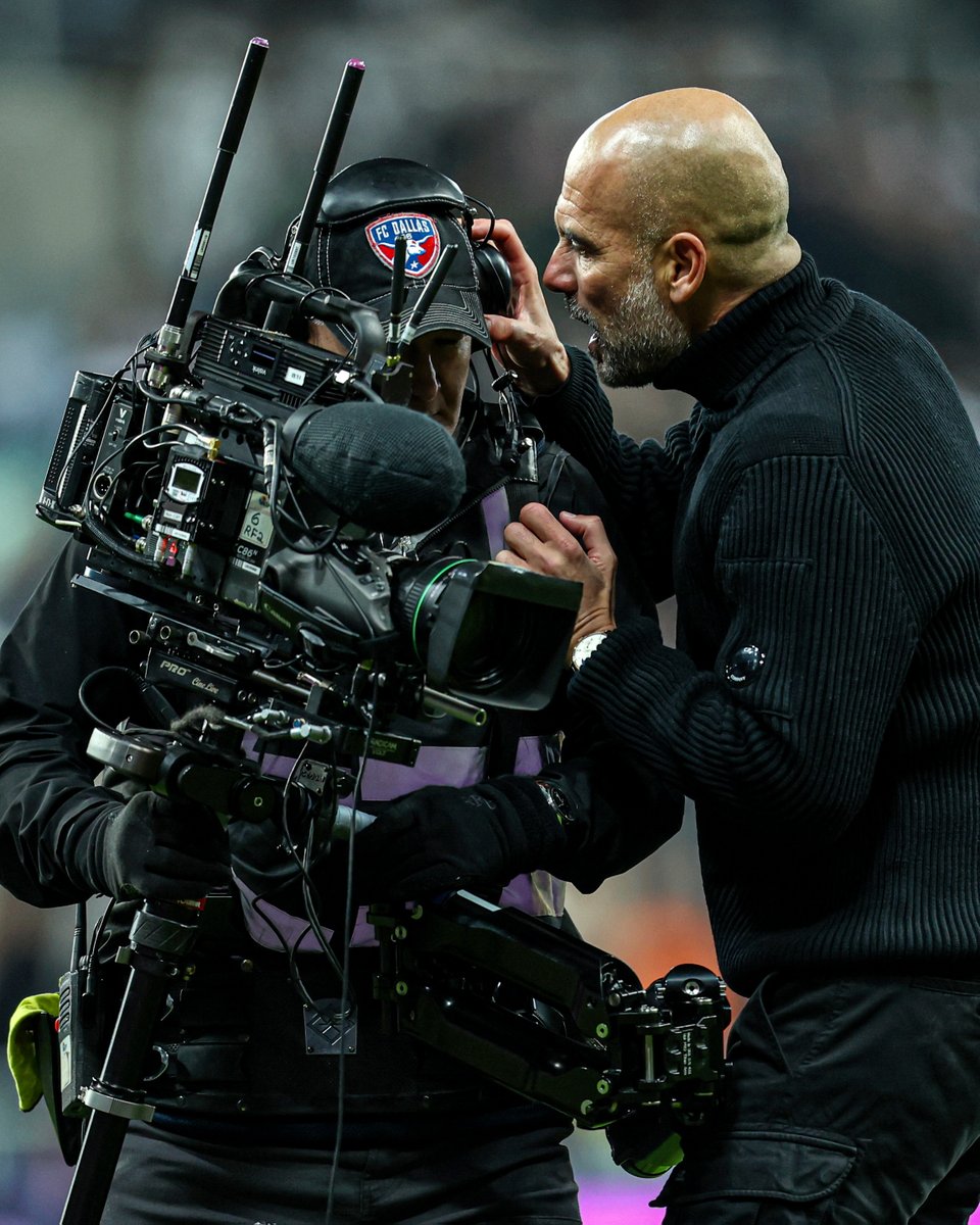 footballontnt's tweet image. Pep Guardiola had some words for the camera operator on the pitch after Man City&apos;s loss to Newcastle 👀