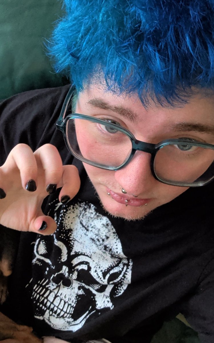 thinviin's tweet photo. New hair!! And I did my nails (ignore I haven't shaved..) https://t.co/TOYzsyfoXx