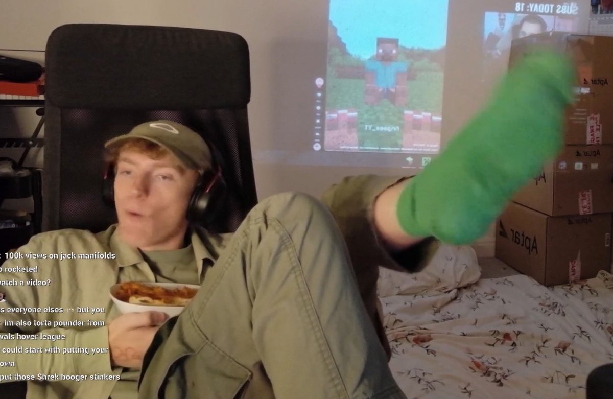 salmonupdates's tweet photo. 🍕FOOD NEWS 🍕
idk what hes eating tbh but he seems to like it?? #footstuff #feedeerism https://t.co/pAe9e0OxEc