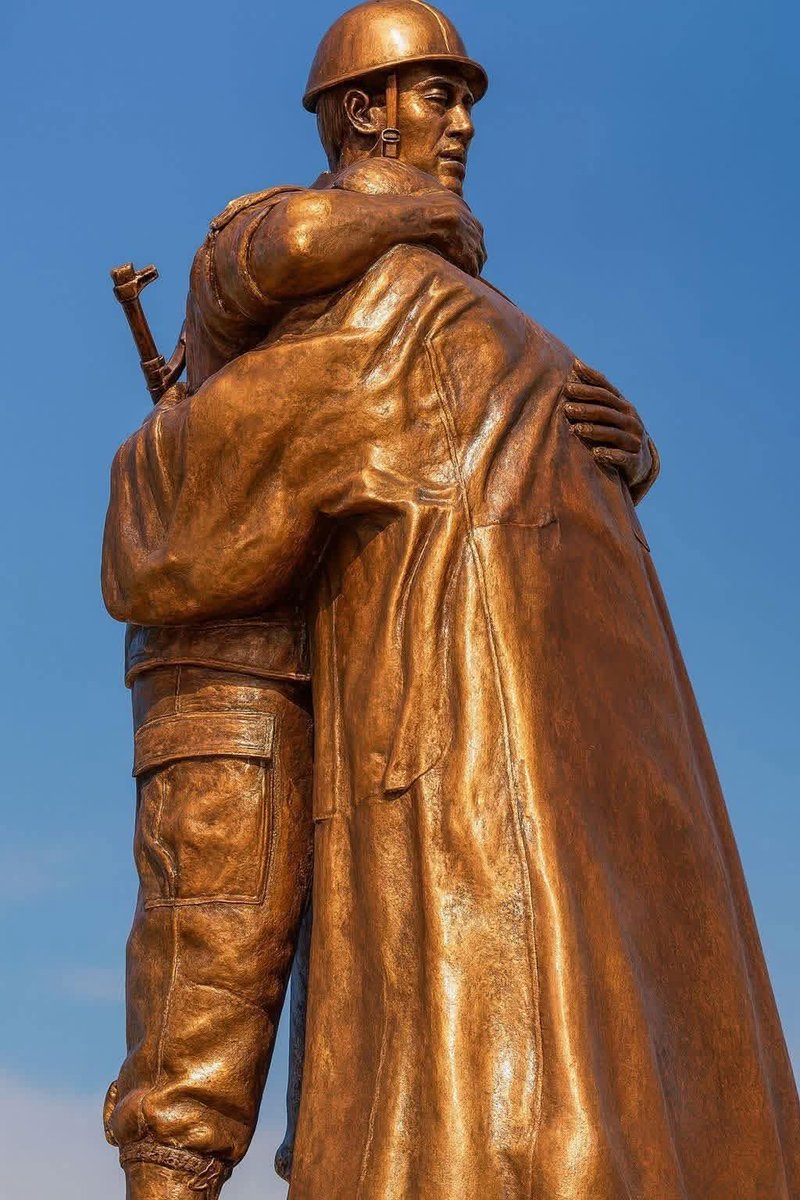 انتقاد واسع لتمثال في شارع النيل . 
الفنون تجرد وتعبر عن حالات كثيرة . 
البعض يراه الامان عند جيش الوطن . 
والبعض يراه حرام اصلا . 
فإذا كان الاعتراض اصلا شيمة البعض. 
والغوص في أمور تافهه . فلن ينصلح حال البلد اطلاقا. 
(كان بالأمس هنا جنجويدي .
واليوم نصب الجندي المجهول.)