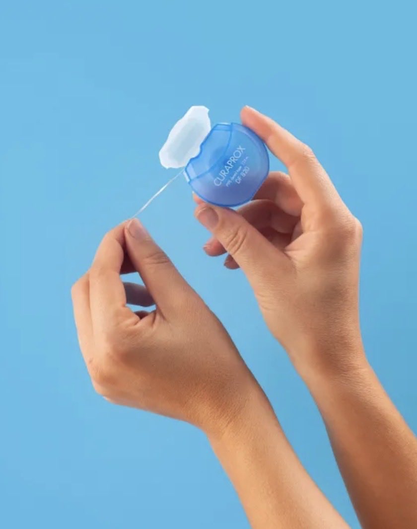 Odontologa62070's tweet image. Usar hilo dental al menos una vez al día elimina restos de comida que el cepillo no alcanza.
¡Pequeña acción, gran impacto! 🧵🦷

#HigieneBucal #SinCaries #DientesSanos