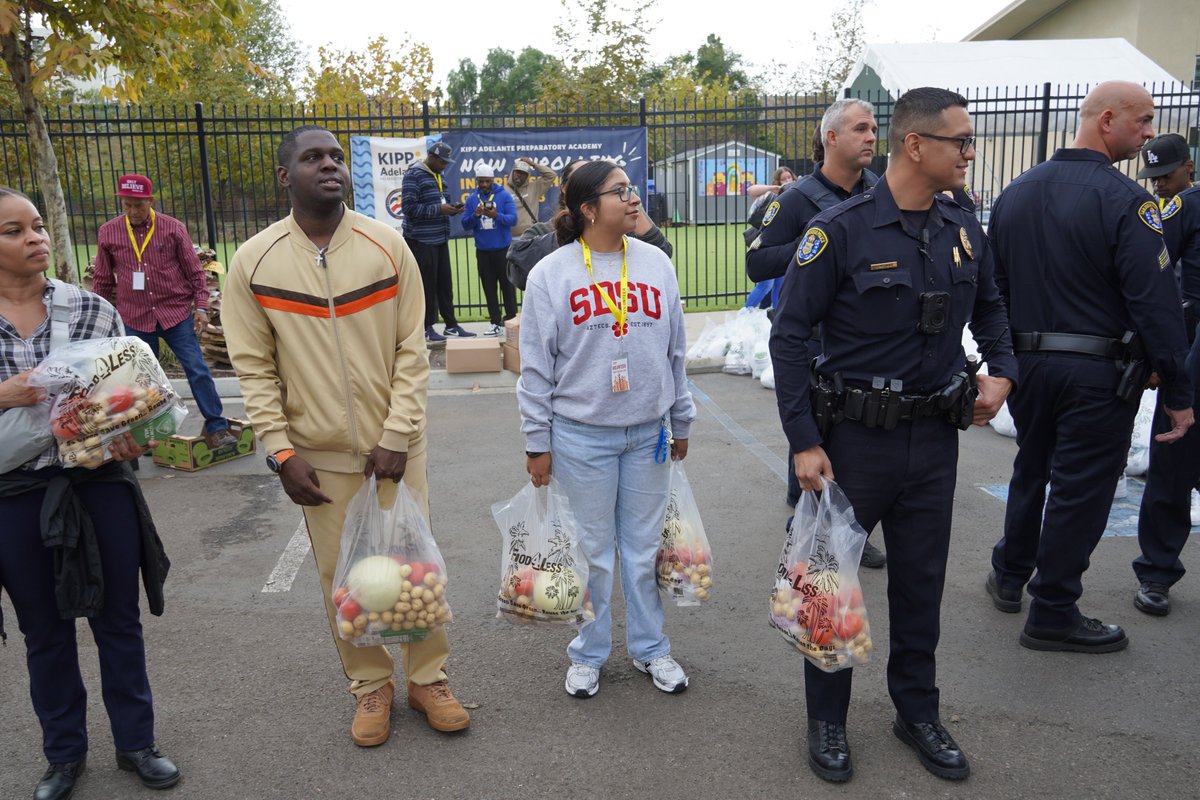 MayorToddGloria's tweet photo. The annual Turkey Giveaway and Resource Fair at the @JacobsCenter in #ChollasView brought together families, volunteers, and partners to support neighbors ahead of the holiday. One thousand turkeys were distributed at this free community event. #ForAllofUs https://t.co/76I5MvqZDi