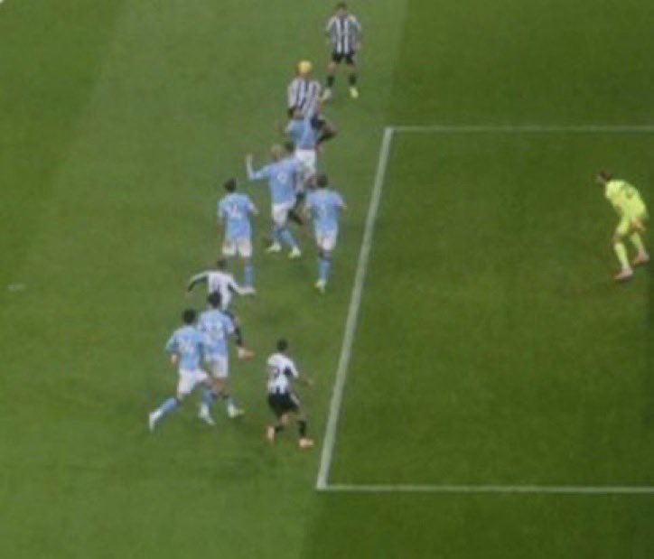 sajadTranslator's tweet image. الفضيحة ليس بالتسلل والخطأ 
بل الفضيحة بجلب صورة مُفبركة لدياز وهو طائر ورجله مبتعدة عن الارض بينما هو في الواقع مثبت قدمهُ وبحالة ثبات 

الي صار اليوم لازم ما ينسكت عنه ولازم يتم اتباع طريقة ريال مدريد بنشر بيان على الاتحاد يُطالب بالتوضيح