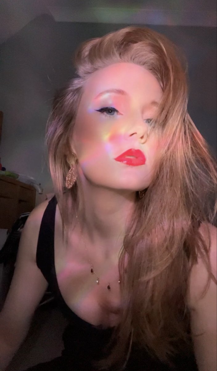 Rebeccam342's tweet photo. 💔💔💔

#selfie #poser #idek #cute #love #weekend https://t.co/vXpixDka2z