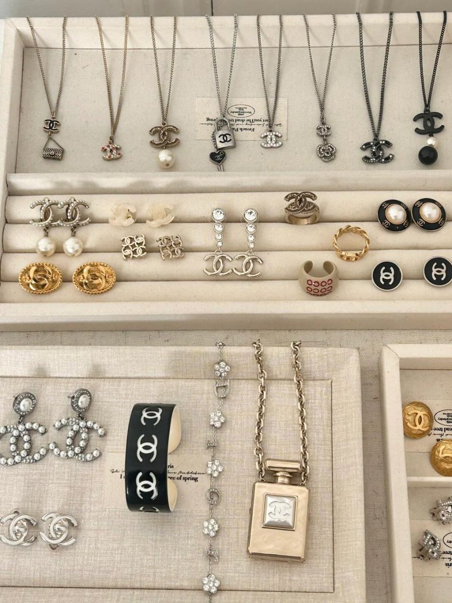 ivy22345's tweet photo. A beautiful bag and the perfect coins to match because every detail counts! 👜💰 #AccessorizeInStyle https://t.co/9mv4eFUFlV