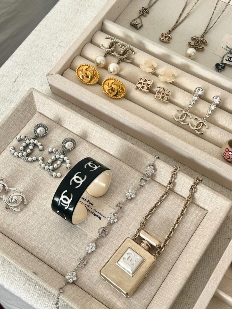 ivy22345's tweet photo. A beautiful bag and the perfect coins to match because every detail counts! 👜💰 #AccessorizeInStyle https://t.co/9mv4eFUFlV