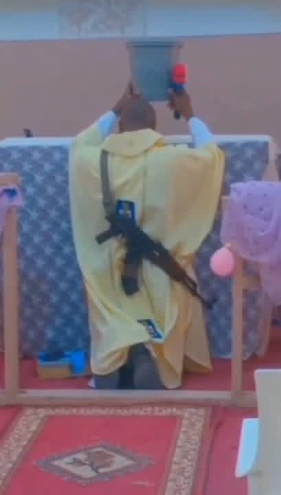 uclemuclem's tweet image. A Catholic priest was spotted conducting Mass with an AK-47 slung across his back.
e don happen  😂😂🤪
Everybody dey on guard. #oncode