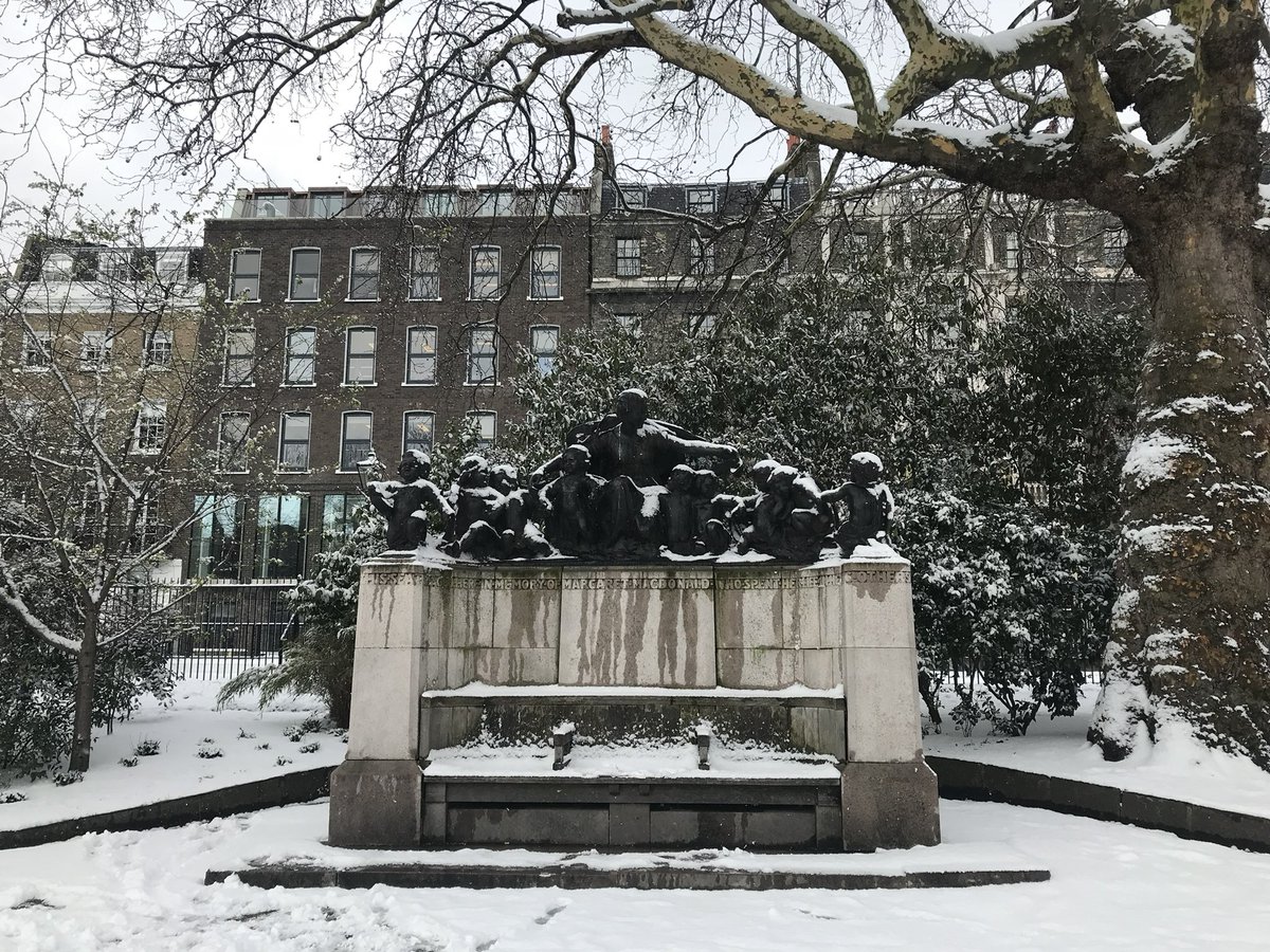 RPayakkin's tweet image. เหมือนฉากเบลล่าจะโดนรถชนในเรื่อง twilight อะ

แต่คือรถเบลล่าไม่ไหล เพราะตอนเช้าคุณพ่อชาร์ลีเอาโซ่มาพันล้อรถให้ (แต่ก็ยังไม่วายซวยมีเพื่อนขับรถแล้วเบรคแตก) 

เคยอยู่ลอนดอนแล้วเป็นปีที่หิมะตกเยอะ เพื่อนคนหนึ่งเกือบล้มจ้ำม่ำ ดีที่เราคว้าแขนเขาได้ ข้างบนมันเป็นหิมะ แต่พอโดนคนเหยียบ…