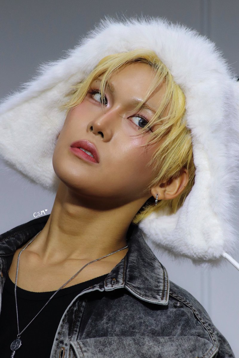 xlovletter's tweet image. 251122 점프업 팬싸 

얼굴미친 (p) 

#XLOV #엑스러브 #현 #HYUN