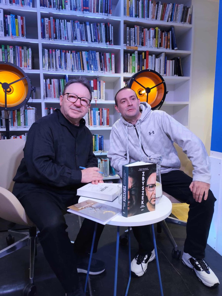 MatPoluszanczyk's tweet image. Anegdoty o koniu Atamanie, Shreku i bullshitowym &quot;Gladiatorze&quot; według Russella Crowe&apos;a. To zaszczyt spotkać się ze Zbigniewem Zamachowskim, uciąć pogawędkę, podarować mu własne &quot;WierszowAnki&quot; i zakupić &quot;Zbyszka przez przypadki&quot;. Sztos! ❤️ #KsiążnicaPruszkowska #WierszowAnki