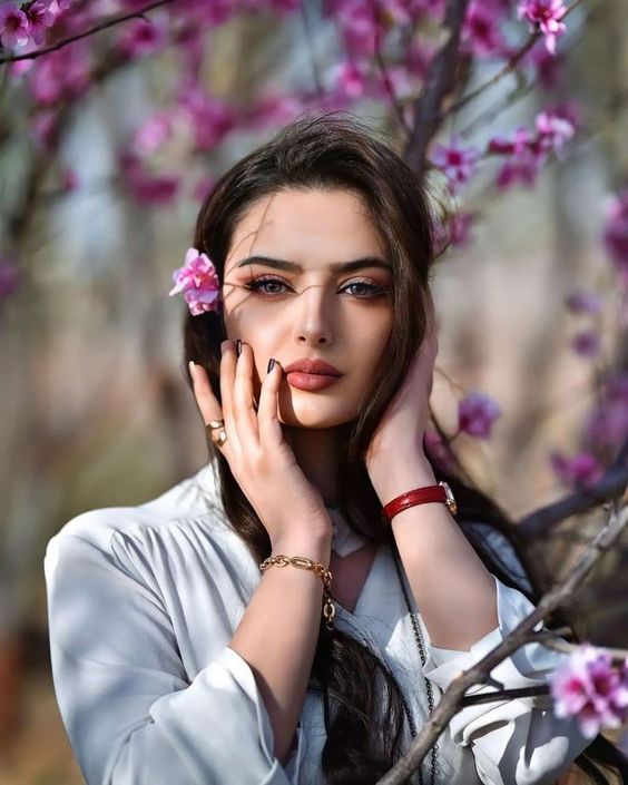 NOOR__2019_'s tweet image. ..

كل شيء قابل لتفاوض فيه  إلا الشعور ..♡🎼