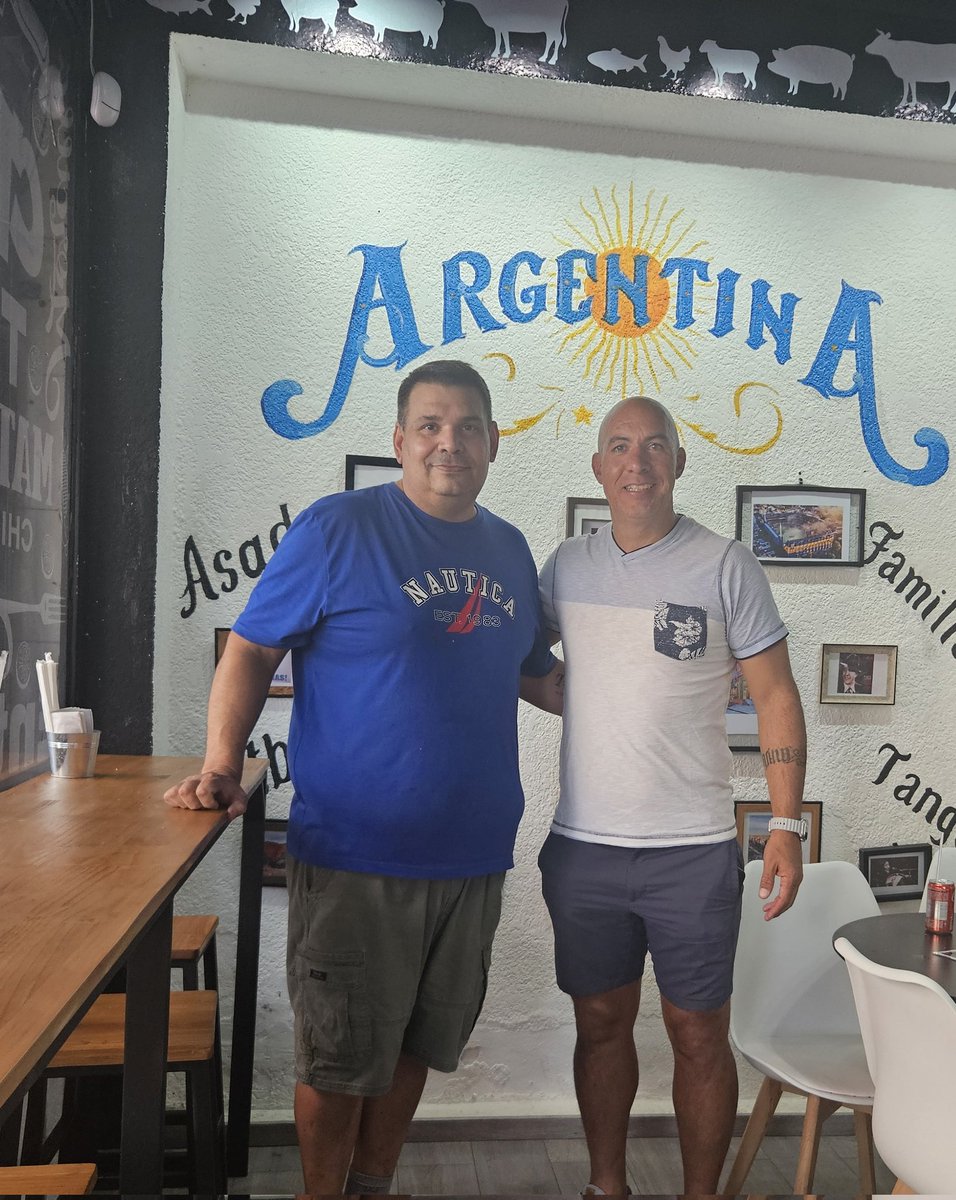 Uno de los mas grandes goleadores del futbol chapin , un tanque en las canchas , una aplanadora , el susto de muchos equipos , el otro es Fernando Gallo