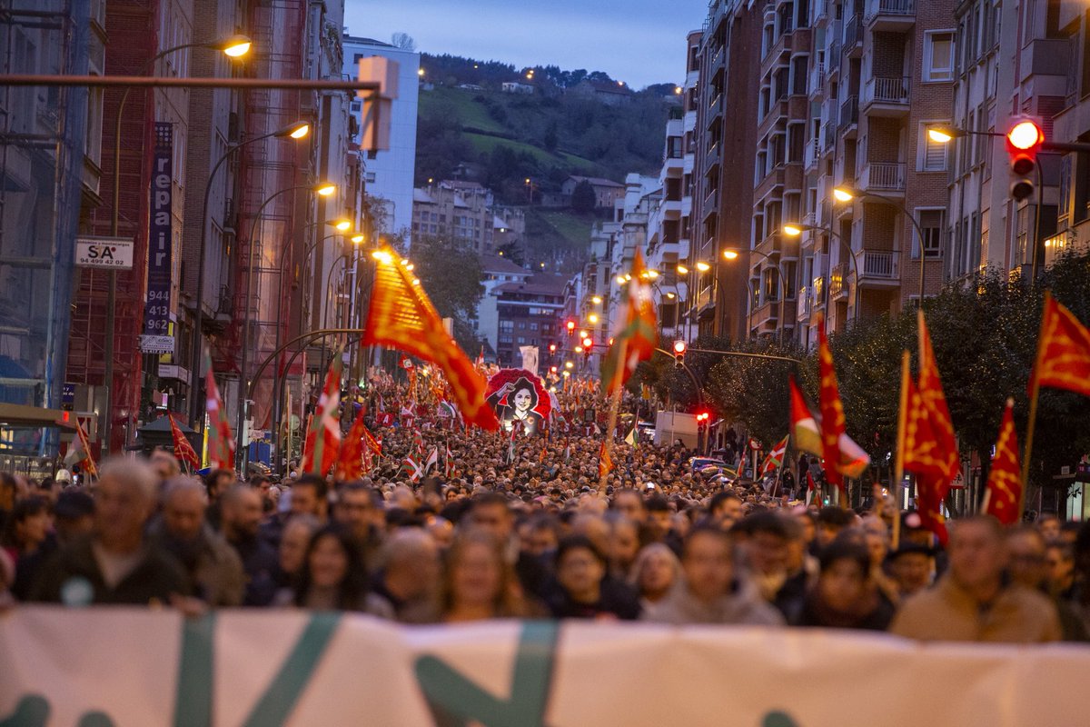 IdurreBideguren's tweet photo. Ez dira pasako! Euskal Herriak ozen oihukatu du gaur Bilboko kaleetan antifaxista, feminista eta euskaltzalea dela.

Burujabetzan pausoak emateko garaia da eta ez gaude prest eskubide eta askatasunean atzera egiteko. Autoritarioek gure jai daukate!

#AskatasunHaizea https://t.co/39iqq28ZAp