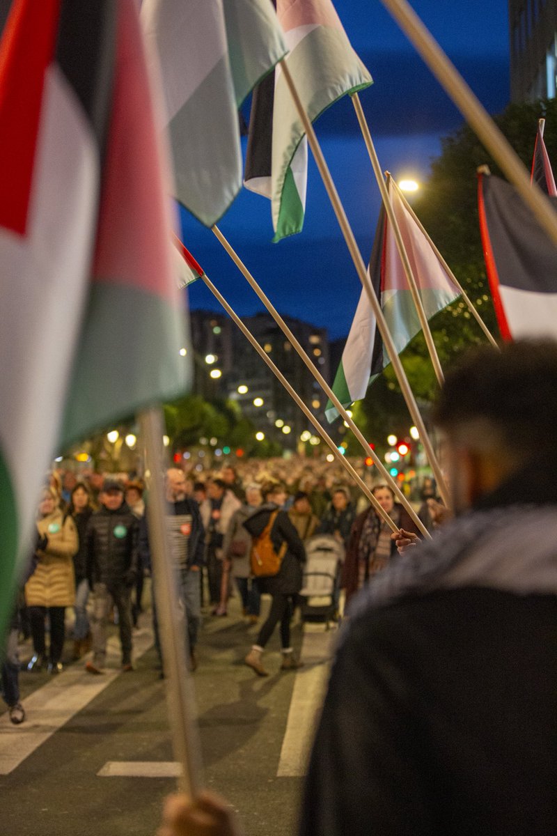 sortuEH's tweet image. Elkartasunaren eta itxaropenaren bandera astindu du gaur #AskatasunHaizea|k Bilbon, milaka lagunen bultzadarekin.

Memoria dugu, eta etorkizuna gara!