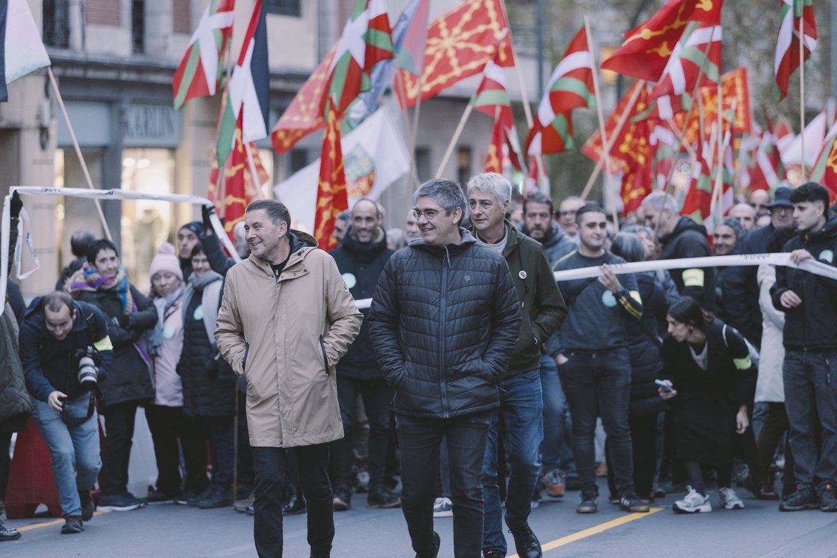 Euskal Herria zutik, indartsu eta kohesionatuta dagoela frogatu dugu parez pare ditugun mehatxuen aurrean.

Prest gaude faxismoari irmotasunez aurre egiteko, herrien arteko elkartasunean sakontzeko eta eraikuntza nazional eta soziala bultzatzeko. 

Gora Euskal Herria askatuta! ✊