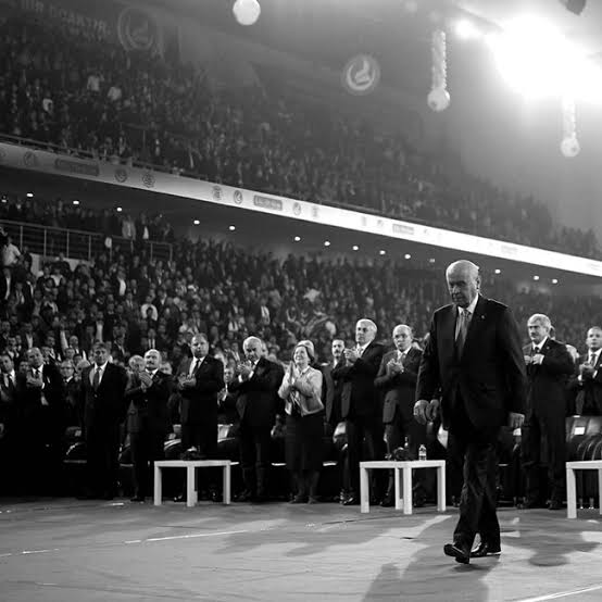 Tohum saç, bitmezse toprak utansın!
Hedefe varmayan mızrak utansın!

Hey gidi Küheylan, koşmana bak sen!
Çatlarsan, doğuran kısrak utansın!

Eski çınar şimdi Noel ağacı;
Dallarda iğreti yaprak utansın!

Ustada kalırsa bu öksüz yapı,
Onu sürdürmeyen çırak utansın!
#DevletBahçeli