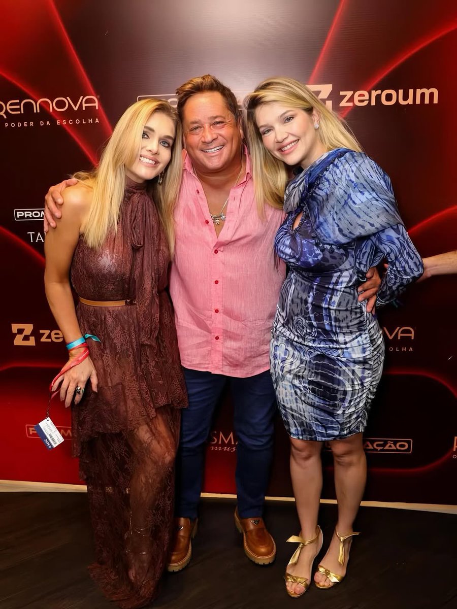 sertanejonanet's tweet image. Em um momento especial, Leonardo posou ao lado da viúva de Leandro e da filha do cantor, Lyandra. ❤️