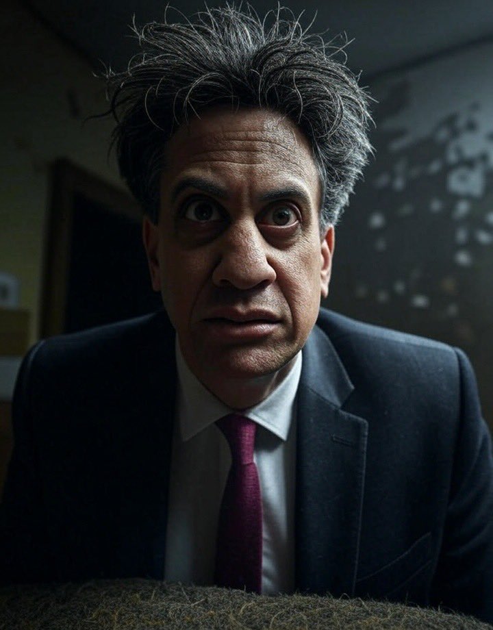 CharlieFitzh's tweet image. Why have the Labour Party, particularly Starmer and Miliband, been allowed to seemingly get away with their pre-Election promise our energy bills would be reduced by £300 ? What happened ?