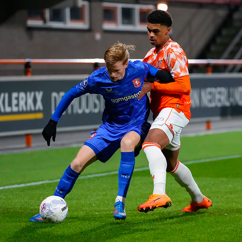 fcvolendam's tweet photo. 1️⃣ Punt gered.
🥳 250ste wedstrijd Robert Mühren.
⚽ Op naar de koploper.
Na een kansenregen van FC Twente heeft FC Volendam nog een puntje uit het vuur weten te slepen. Je leest erover in het wedstrijdverslag 👉 https://t.co/1iD070BLC6
#VOLTWE | #WêiBinneVòlledam https://t.co/FN7gMElKiF