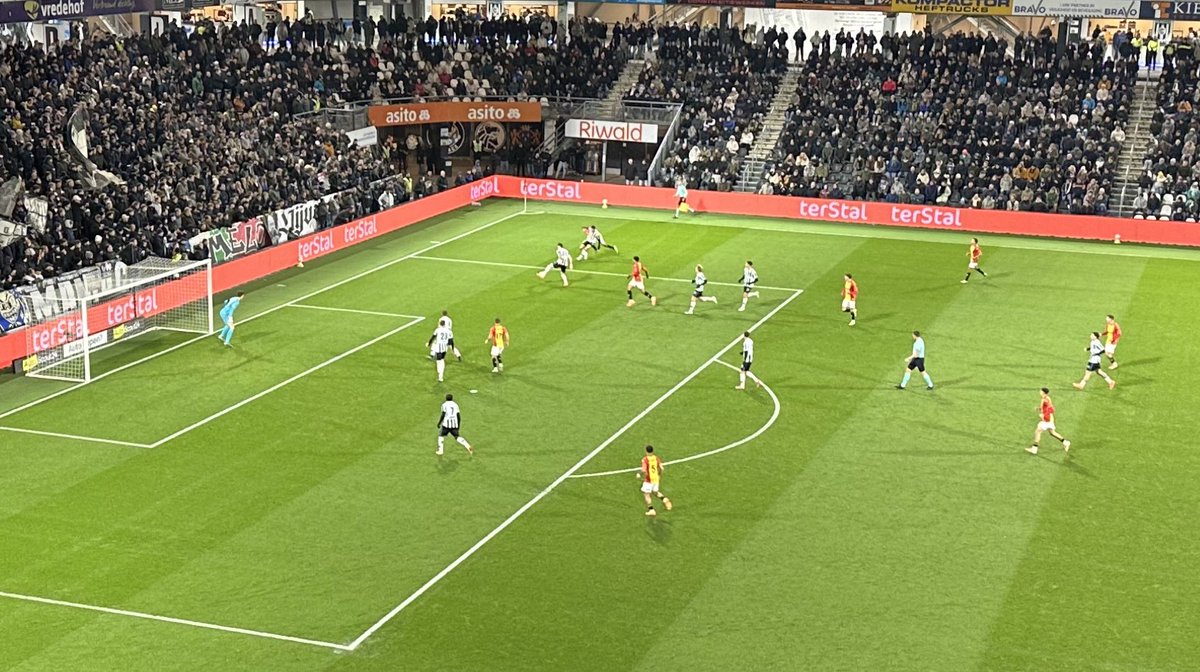 Ietwat gelukkige voorsprong van <a href="/GAEagles/">Go Ahead Eagles 🦅</a> in Almelo halverwege…
#hergae