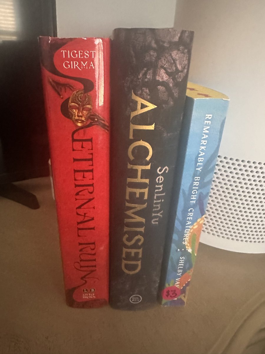 proceduralpash's tweet image. mind you I haven’t read immortal dark yet and I’m still reading manacled. here’s a mini haul anyway 😭