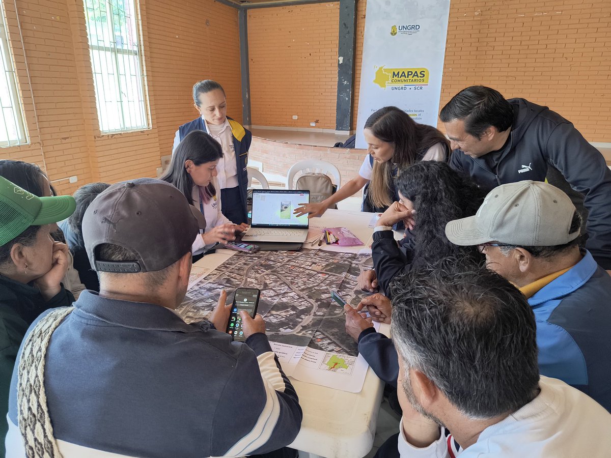 UNGRD's tweet photo. #MapasComunitarios I La UNGRD lideró una jornada en la localidad de San Cristóbal, en Bogotá. En los barrios Continental y La Grovana se desarrollaron mapas comunitarios urbanos: líderes y residentes se convirtieron voceros de su territorio para construir su plan de acción comunitario.

Durante el recorrido por los barrios y con el apoyo de #ChatMap, la comunidad identificó puntos de amenaza y los mapeó de forma colaborativa. Además, junto al grupo focal, se realizó un mapeo multiamenaza para comprender mejor las dinámicas del territorio.