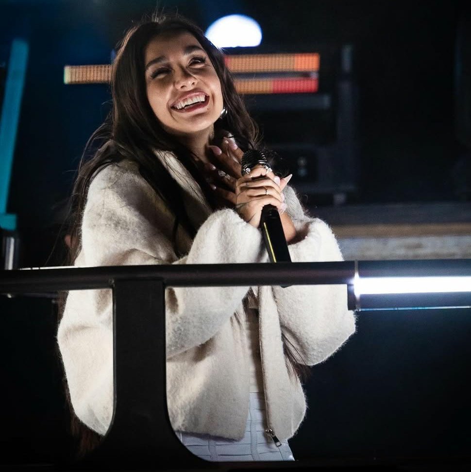 "QUIMERA no busca lástima ni aplausos: busca dejar un registro emocional de un año en el que estuvo al borde y decidió volver.

La quimera es la metáfora perfecta de una mujer que desde sus partes más rotas creó algo hermoso, y necesitó romperse para encontrarse" — Gildaspov.