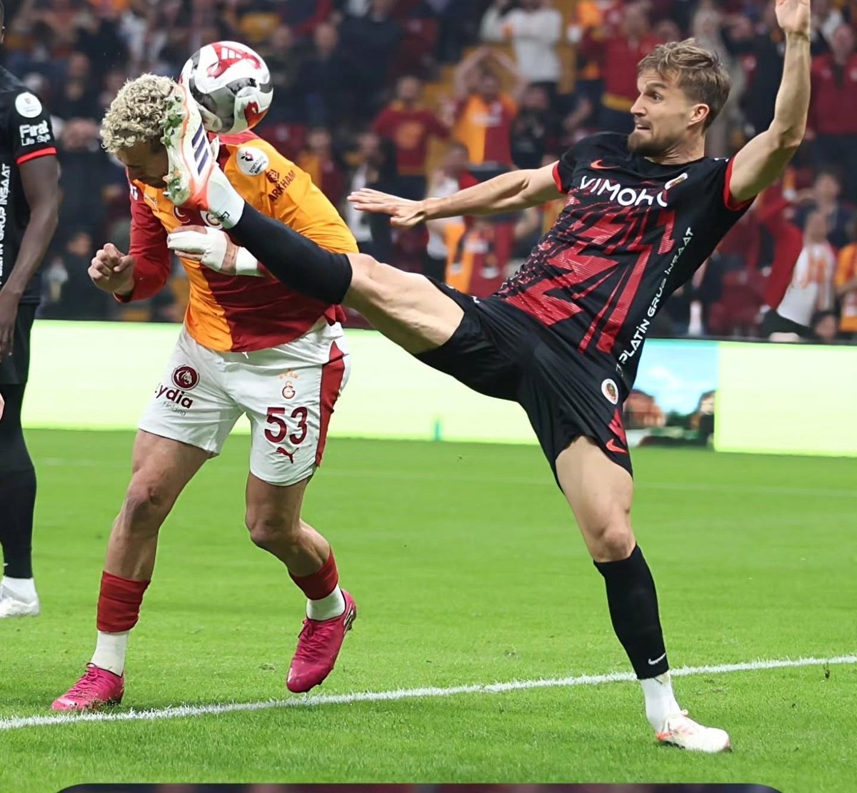 Mesela Barış Alper Yılmaz'in kafasına gelen tekmeyi kimse konuşmadı bile buda kırmızı kart olmalı ‼️

Galatasaray Gençlerbirliği #GsvGb