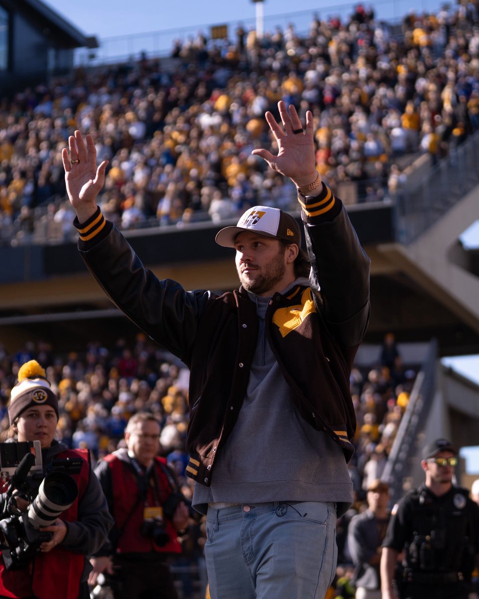 AjayCybulski's tweet image. Forever ingrained as a Wyoming Cowboy. 

Josh Allen had his jersey retired at halftime of today’s Wyoming vs. Nevada game, becoming the first person in program history to have their jersey retired. The impact he made is 1/1. 

📸 (@wyo_football)