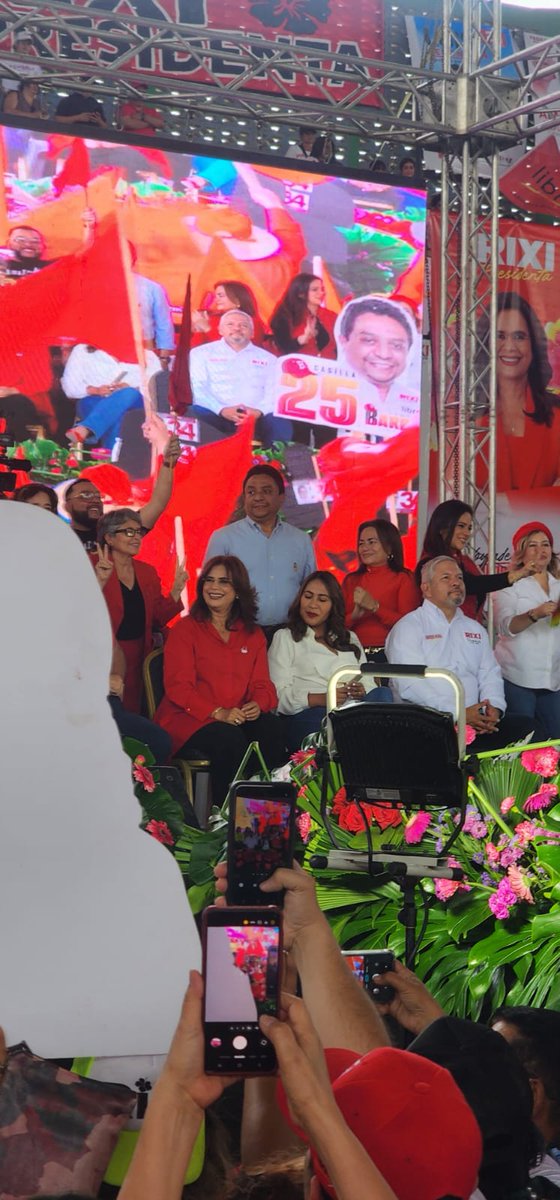 mandacerratohn's tweet image. Bella la próxima presidenta de Honduras @riximga 🌺
Este domingo 30 a votar por  todo Libre.
#AdelanteConLaRefundación