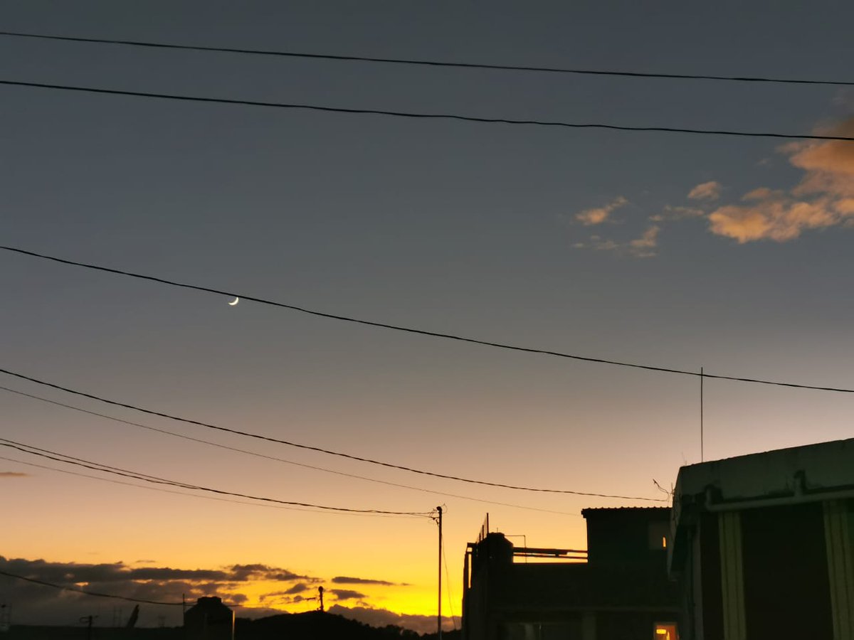 ¡Qué belleza! El anochecer con cielo mayormente despejado y la #Luna 😍. Desde #Teopisca #Chiapas <a href="/NavarroLang/">LANG</a> nos comparte estas fotos ¿Ustedes también pusieron los #OjosAlCielo?

#moon #sky #sunset #sendnubes #color #ChiapasMéxico