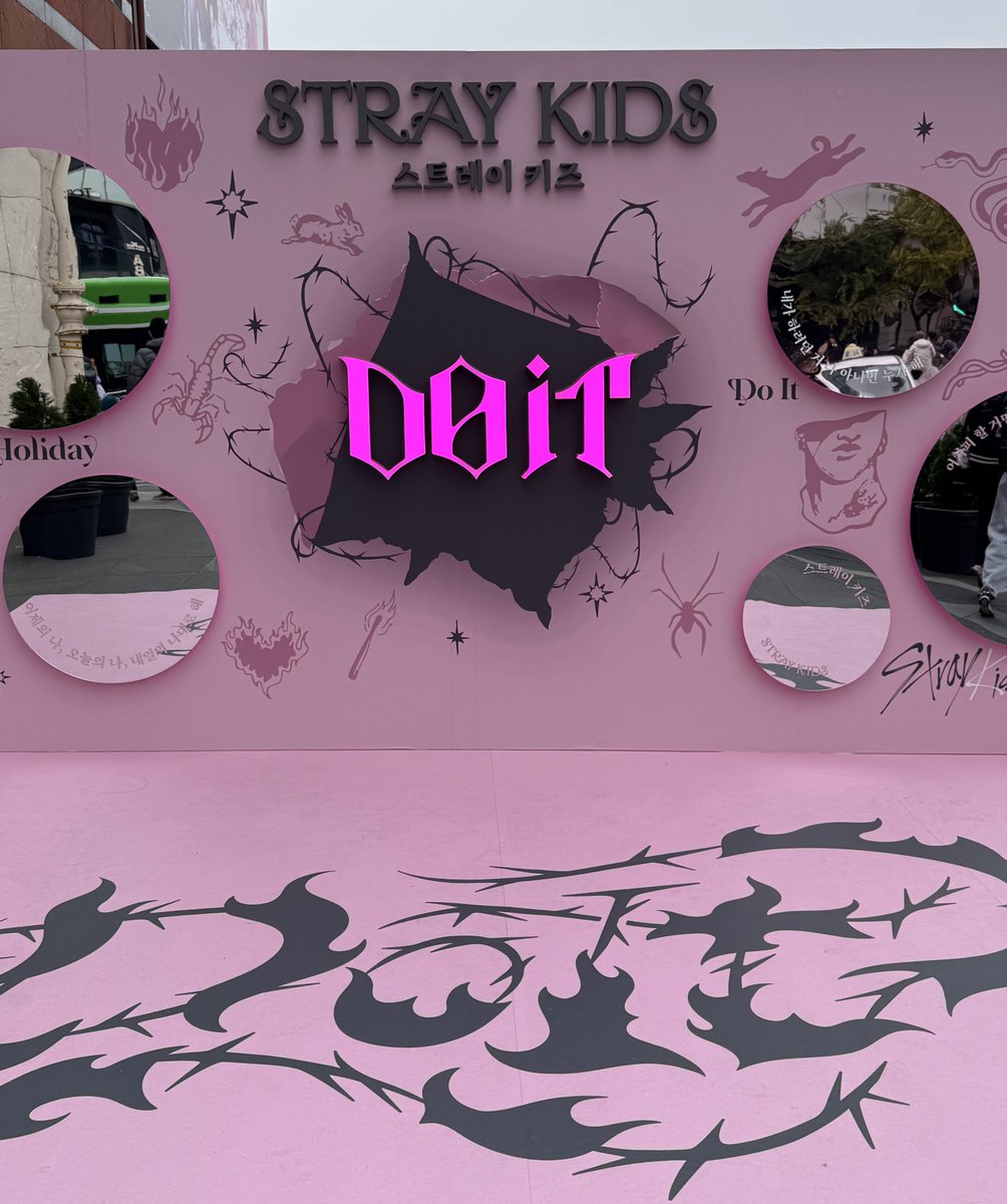 _MothVision_'s tweet image. cute skz photozone near the pop up!