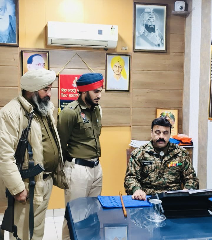 FaridkotPolice's tweet image. ਮਜ਼ਬੂਤ ​​ਨਾਕਾਬੰਦੀਆਂ 🚧 | ਚੌਕਸ ਗਸ਼ਤ 🚓 | ਰਿਸਪੌਂਸ ਟੀਮਾਂ ਨਾਲ ਹਰ ਰਾਤ ਸੁਰੱਖਿਅਤ 🚨

ਫਰੀਦਕੋਟ ਪੁਲਿਸ ਵੱਲੋਂ ਨਾਕਿਆਂ, ਗਸ਼ਤ ਅਤੇ ਪੀ.ਸੀ.ਆਰ ਮੋਟਰਸਾਈਕਲਾਂ ਰਾਹੀਂ ਸਖ਼ਤ ਨਿਗਰਾਨੀ। ਜੀ.ਓ ਅਤੇ ਐਸ.ਐਚ.ਓ ਪੁਲਿਸ ਸਟੇਸ਼ਨਾਂ ਅਤੇ ਰਾਤ ਦੀ ਡਿਊਟੀ ਦਾ ਨਿਰੀਖਣ ਕਰਦੇ ਹਨ, ਸਹੀ ਮਾਰਗਦਰਸ਼ਨ ਅਤੇ ਸੁਰੱਖਿਅਤ ਰਾਤ ਲਈ ਵਧੇਰੇ ਚੌਕਸੀ ਨੂੰ ਯਕੀਨੀ…