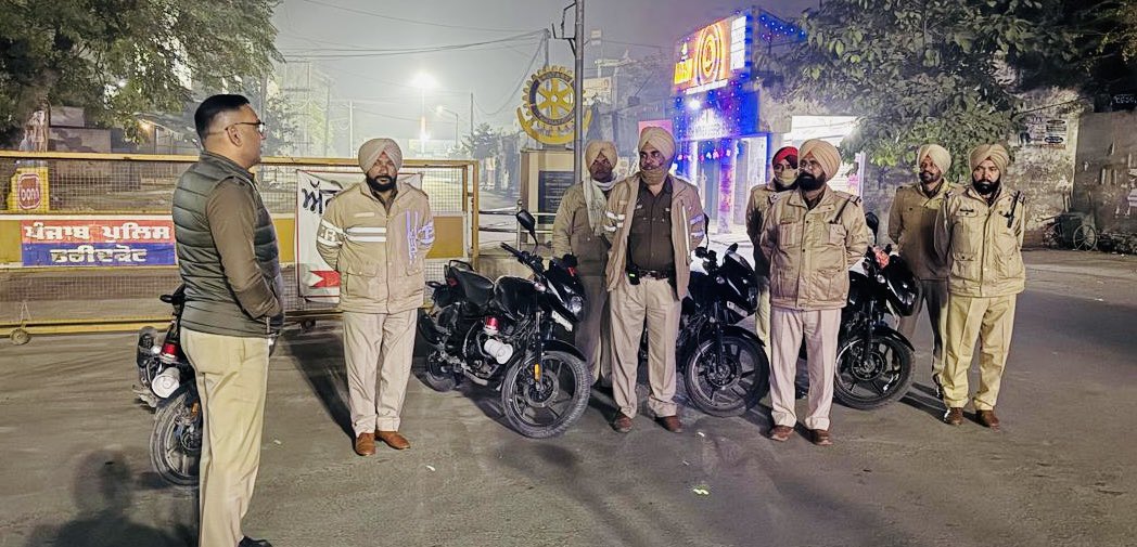 FaridkotPolice's tweet image. ਮਜ਼ਬੂਤ ​​ਨਾਕਾਬੰਦੀਆਂ 🚧 | ਚੌਕਸ ਗਸ਼ਤ 🚓 | ਰਿਸਪੌਂਸ ਟੀਮਾਂ ਨਾਲ ਹਰ ਰਾਤ ਸੁਰੱਖਿਅਤ 🚨

ਫਰੀਦਕੋਟ ਪੁਲਿਸ ਵੱਲੋਂ ਨਾਕਿਆਂ, ਗਸ਼ਤ ਅਤੇ ਪੀ.ਸੀ.ਆਰ ਮੋਟਰਸਾਈਕਲਾਂ ਰਾਹੀਂ ਸਖ਼ਤ ਨਿਗਰਾਨੀ। ਜੀ.ਓ ਅਤੇ ਐਸ.ਐਚ.ਓ ਪੁਲਿਸ ਸਟੇਸ਼ਨਾਂ ਅਤੇ ਰਾਤ ਦੀ ਡਿਊਟੀ ਦਾ ਨਿਰੀਖਣ ਕਰਦੇ ਹਨ, ਸਹੀ ਮਾਰਗਦਰਸ਼ਨ ਅਤੇ ਸੁਰੱਖਿਅਤ ਰਾਤ ਲਈ ਵਧੇਰੇ ਚੌਕਸੀ ਨੂੰ ਯਕੀਨੀ…