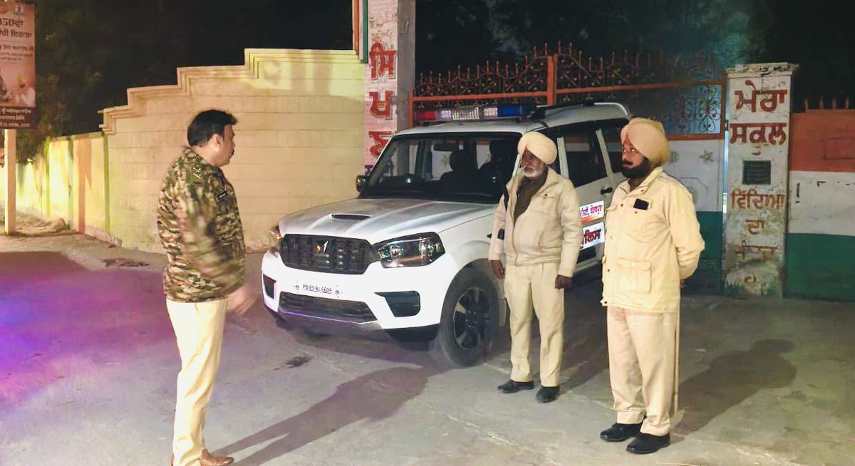 FaridkotPolice's tweet image. ਮਜ਼ਬੂਤ ​​ਨਾਕਾਬੰਦੀਆਂ 🚧 | ਚੌਕਸ ਗਸ਼ਤ 🚓 | ਰਿਸਪੌਂਸ ਟੀਮਾਂ ਨਾਲ ਹਰ ਰਾਤ ਸੁਰੱਖਿਅਤ 🚨

ਫਰੀਦਕੋਟ ਪੁਲਿਸ ਵੱਲੋਂ ਨਾਕਿਆਂ, ਗਸ਼ਤ ਅਤੇ ਪੀ.ਸੀ.ਆਰ ਮੋਟਰਸਾਈਕਲਾਂ ਰਾਹੀਂ ਸਖ਼ਤ ਨਿਗਰਾਨੀ। ਜੀ.ਓ ਅਤੇ ਐਸ.ਐਚ.ਓ ਪੁਲਿਸ ਸਟੇਸ਼ਨਾਂ ਅਤੇ ਰਾਤ ਦੀ ਡਿਊਟੀ ਦਾ ਨਿਰੀਖਣ ਕਰਦੇ ਹਨ, ਸਹੀ ਮਾਰਗਦਰਸ਼ਨ ਅਤੇ ਸੁਰੱਖਿਅਤ ਰਾਤ ਲਈ ਵਧੇਰੇ ਚੌਕਸੀ ਨੂੰ ਯਕੀਨੀ…