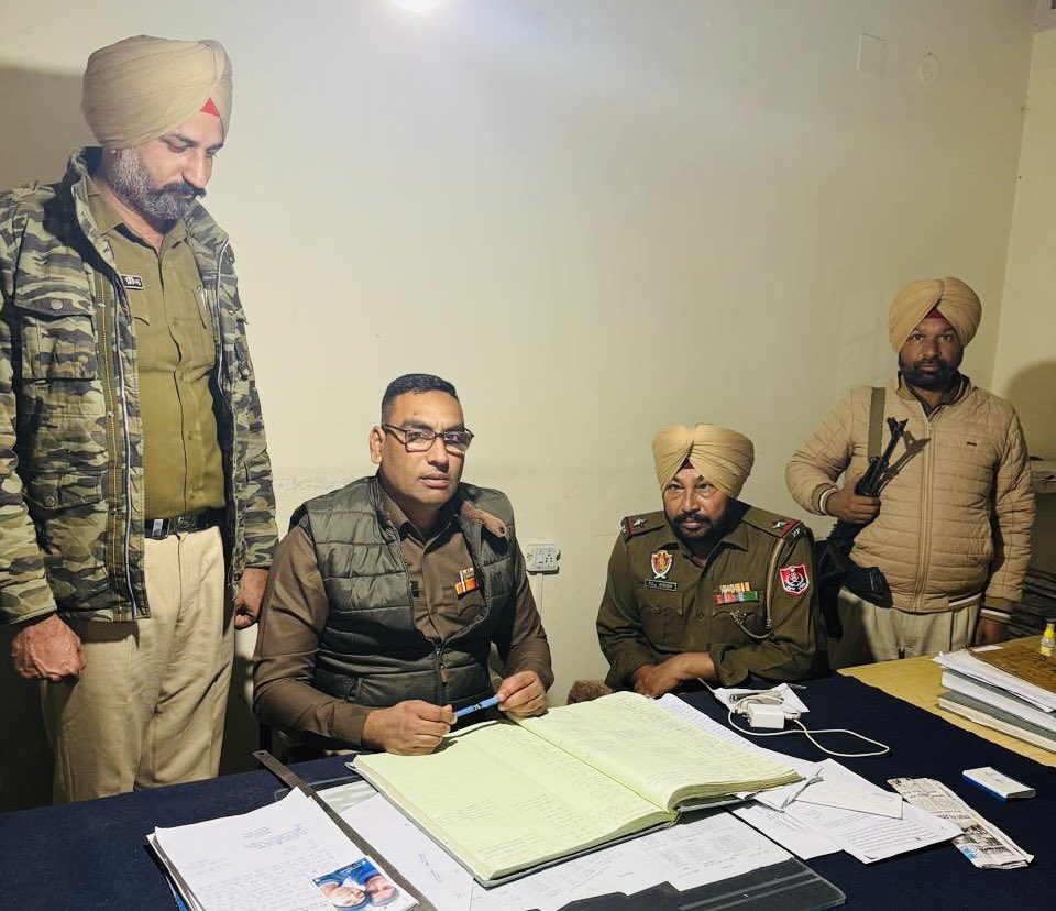 FaridkotPolice's tweet image. ਮਜ਼ਬੂਤ ​​ਨਾਕਾਬੰਦੀਆਂ 🚧 | ਚੌਕਸ ਗਸ਼ਤ 🚓 | ਰਿਸਪੌਂਸ ਟੀਮਾਂ ਨਾਲ ਹਰ ਰਾਤ ਸੁਰੱਖਿਅਤ 🚨

ਫਰੀਦਕੋਟ ਪੁਲਿਸ ਵੱਲੋਂ ਨਾਕਿਆਂ, ਗਸ਼ਤ ਅਤੇ ਪੀ.ਸੀ.ਆਰ ਮੋਟਰਸਾਈਕਲਾਂ ਰਾਹੀਂ ਸਖ਼ਤ ਨਿਗਰਾਨੀ। ਜੀ.ਓ ਅਤੇ ਐਸ.ਐਚ.ਓ ਪੁਲਿਸ ਸਟੇਸ਼ਨਾਂ ਅਤੇ ਰਾਤ ਦੀ ਡਿਊਟੀ ਦਾ ਨਿਰੀਖਣ ਕਰਦੇ ਹਨ, ਸਹੀ ਮਾਰਗਦਰਸ਼ਨ ਅਤੇ ਸੁਰੱਖਿਅਤ ਰਾਤ ਲਈ ਵਧੇਰੇ ਚੌਕਸੀ ਨੂੰ ਯਕੀਨੀ…