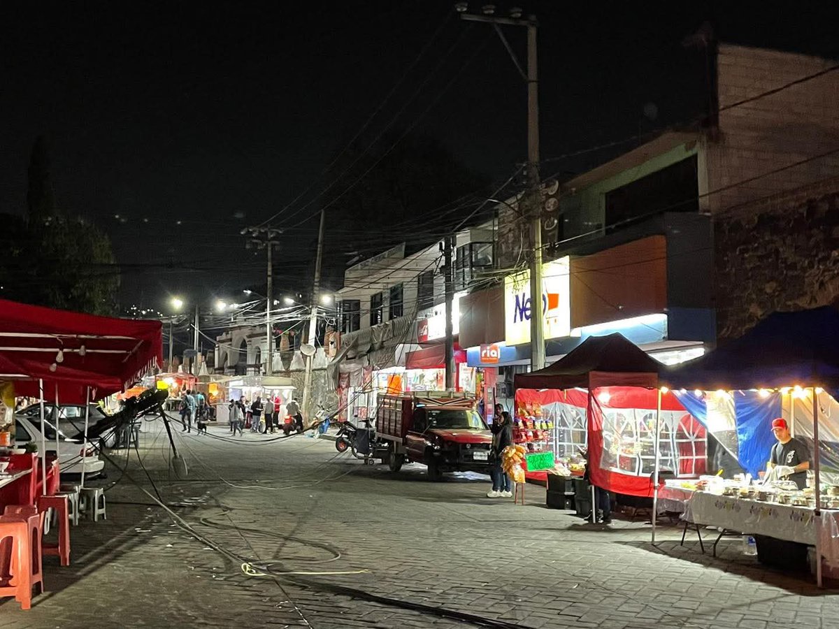 Camión derriba poste de luz, le cae encima a un tsurito y deja sin teléfono e internet a varias familias, esto en el centro de #Ayotla, #Ixtapaluca.
Tome vías alternas.