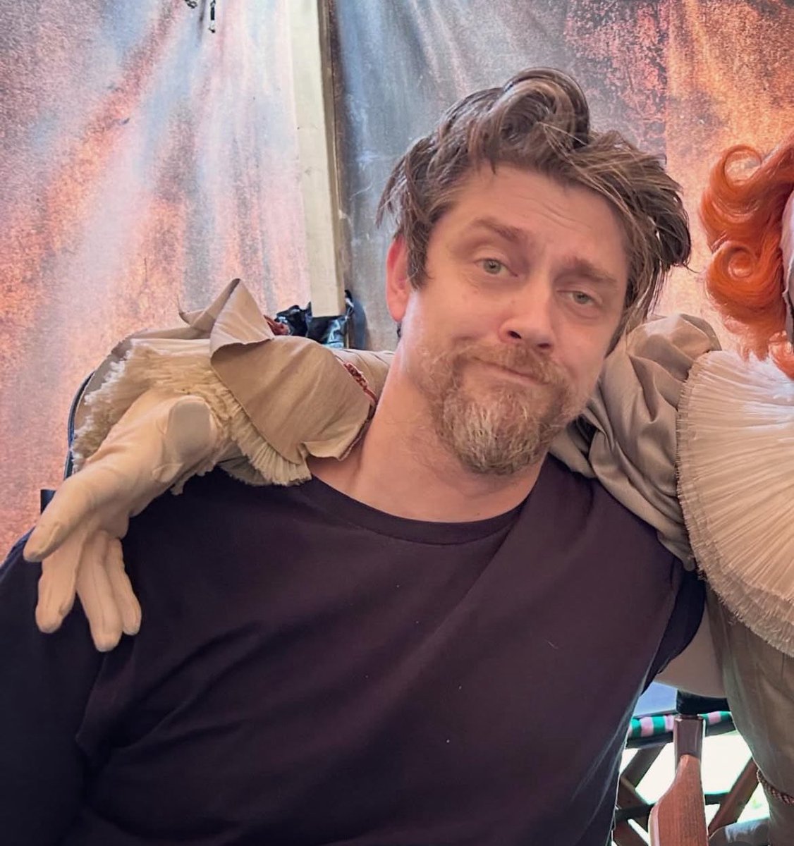 Cinefilodealma's tweet image. Con la confirmación de que #Pennywise aparecerá en el quinto episodio de “#WelcometoDerry”, #AndyMuschietti publicó una imagen suya con #BillSkarsgård (quien no aparece) en su traje de payaso y se ha publicado en redes el aspecto del personaje en este episodio.