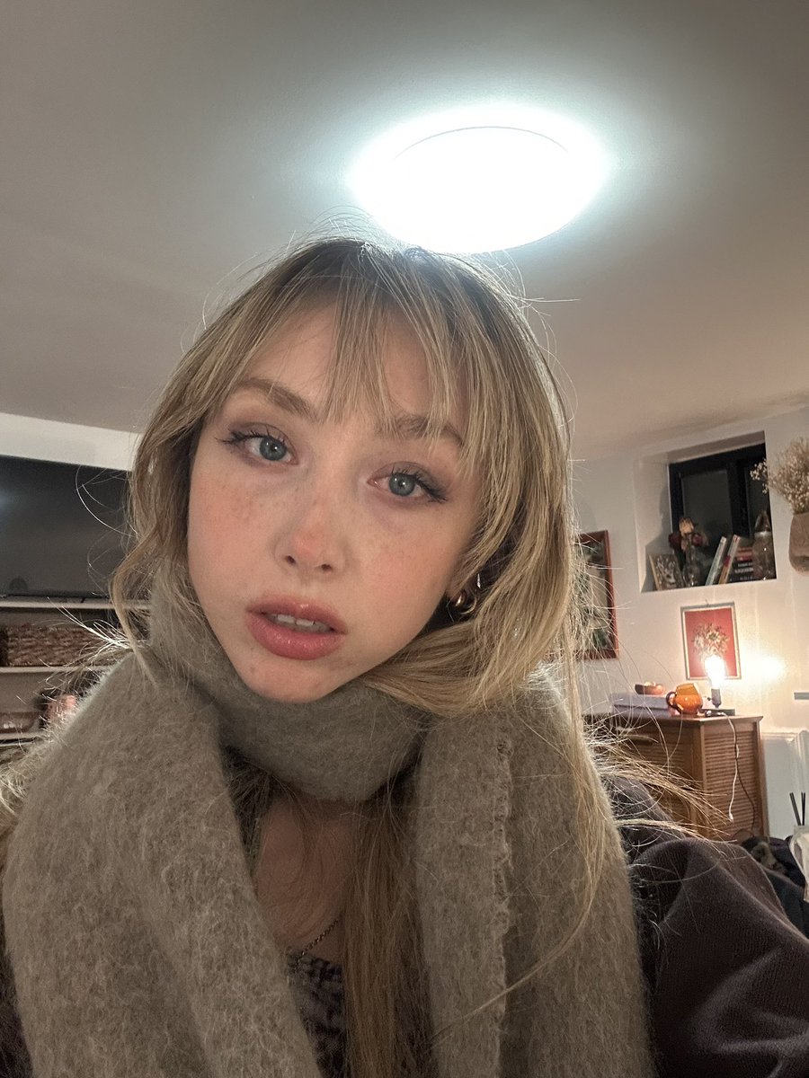 i absolutely love this glowing orb above my head in all pictures