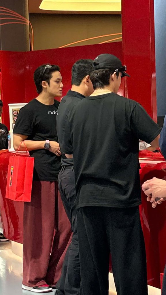 scoups_and_co's tweet image. [251122] OP spotted Mingyu &amp;amp; Seungcheol shopping in Ferrari World yesterday before their Dream Concert performance! #SCOUPS #에스쿱스