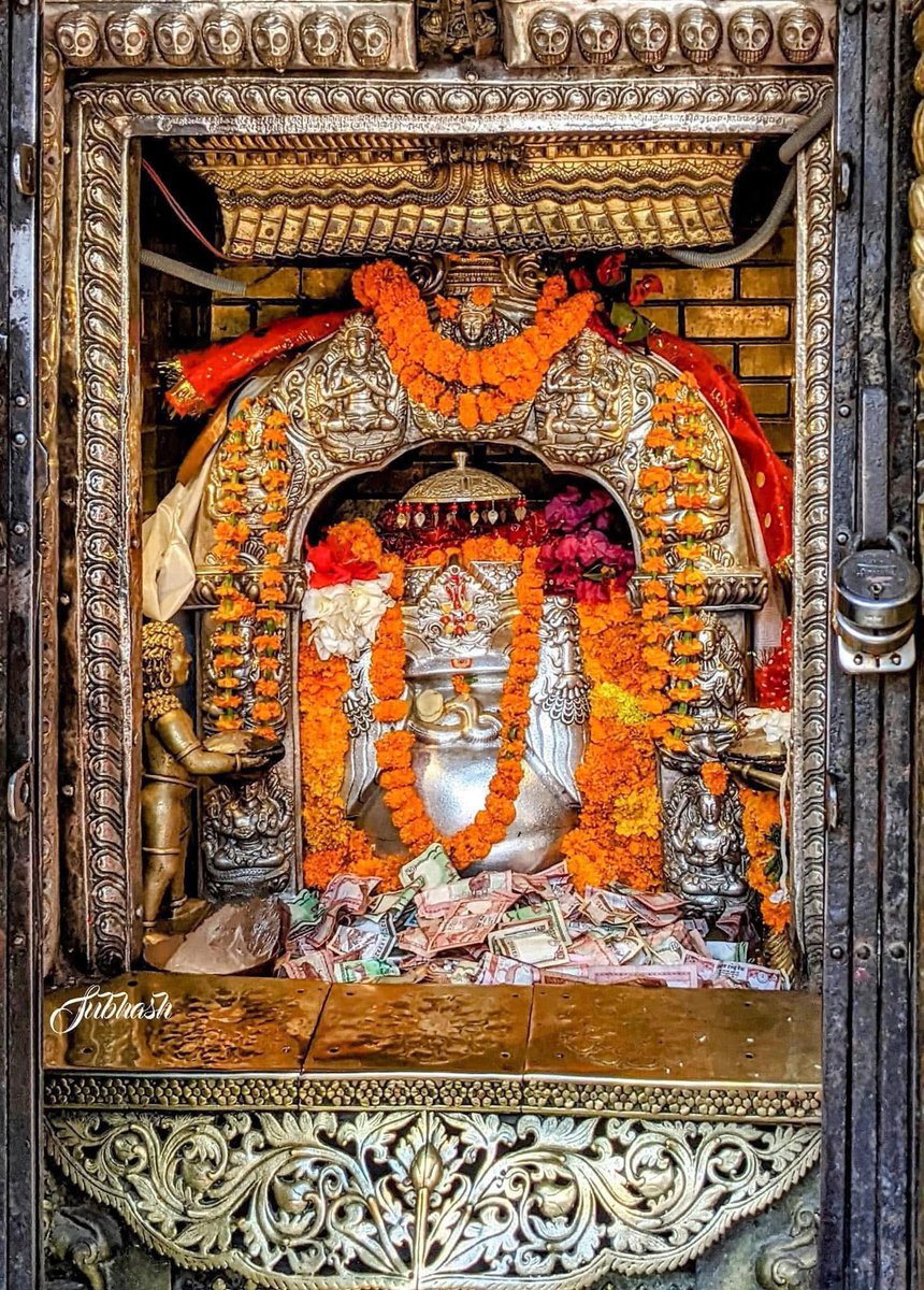 NoNext_Question's tweet image. आज आइतबार, माता अन्नपूर्णाको कृपाले हजुरहरूको प्रत्येक काम सफल होस्। 🙏

Beautiful idol of Shree Annapurna Mata at Annapurna Temple in Asan, Kathmandu. 

Photo: subhash_man_sangat 
#annapurnamata #asan #templesofnepal #visitnepal #nonextquestion