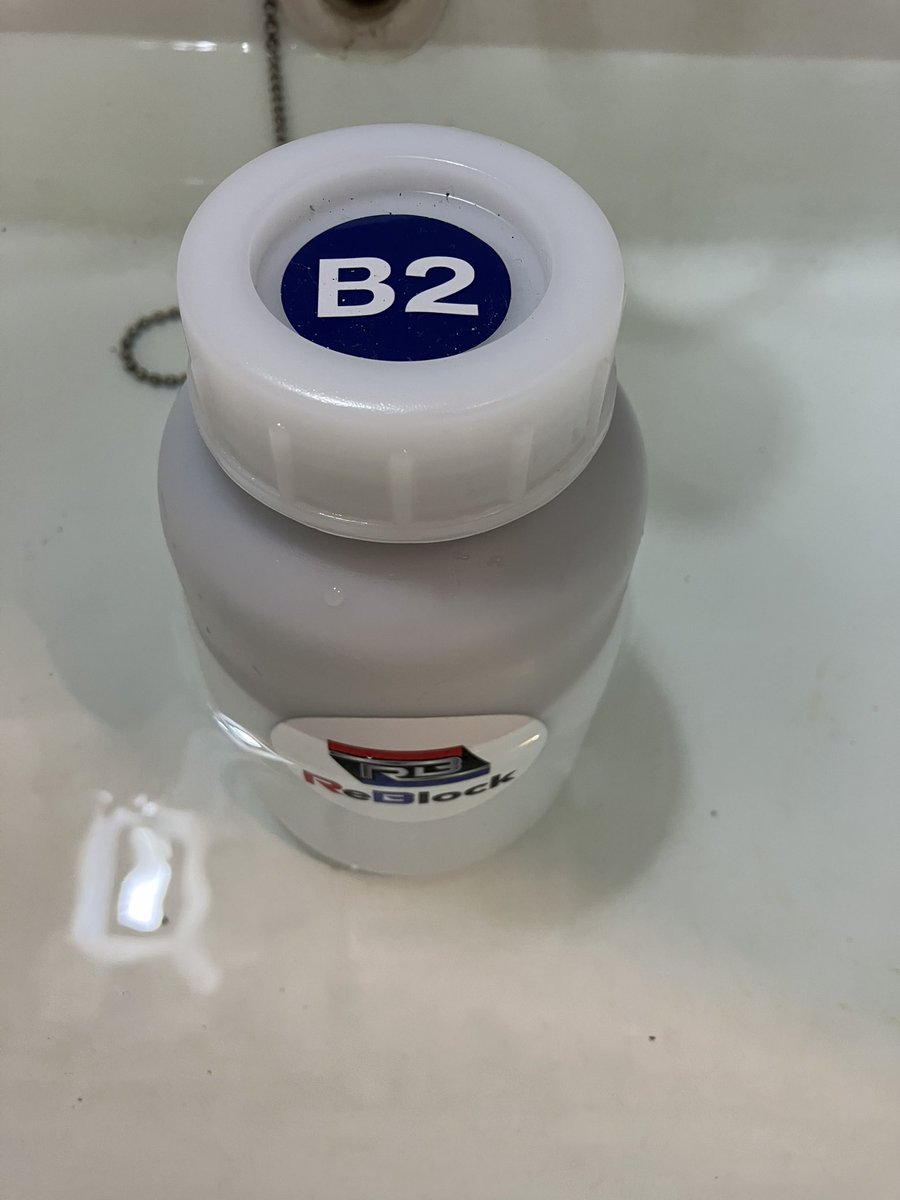 umeponea11r's tweet image. なかなか暖かくならないのでとりあえずリブロックのＢ２液をお湯であっためてめっちゃシェイクしてからホムセンで買った小さめのローラーを使ってみることに♪
あと、車内はドライヤーで温めながらやってみます(^^)/